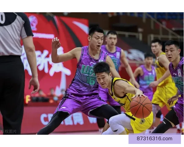 中国男篮迎战俄罗斯 强强对决激战正酣 赛场拼搏一触即发
